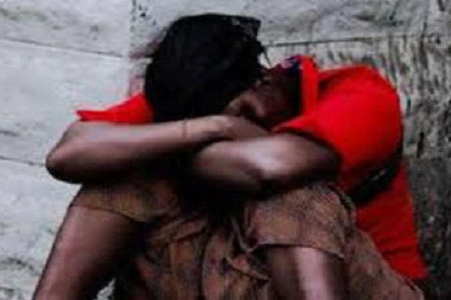 Dans le territoire de Mambasa, au sud de la province de l'Ituri, une mère d'un bébé a été victime d'un viol collectif perpétré à Niania hier dimanche 30 novembre à  par trois bandits armés non autrement identifiés. Selon Samuel Banania, président de la société civile locale,  c'était aux environs de 2 heures du matin que cet incident  s'est produit.  Alors que le mari de cette femme était au champ. Ces bandits, minus d'armes blanches, ont  cassé la porte d'entrée et réussi à commettre leurs actes. "  Dans l