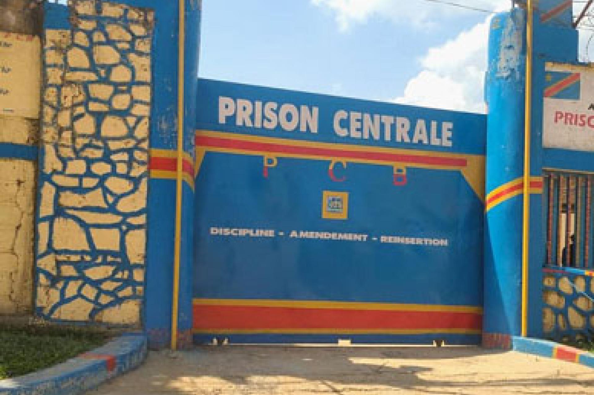 le directeur de la prison