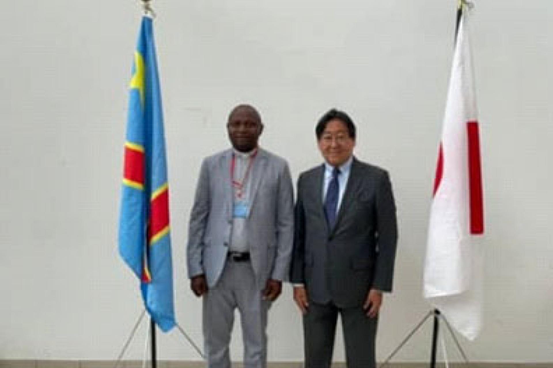 L'ambassadeur du Japon en RDC et le responsable du CS Elembo de N'sele.  Photo droits tiers
