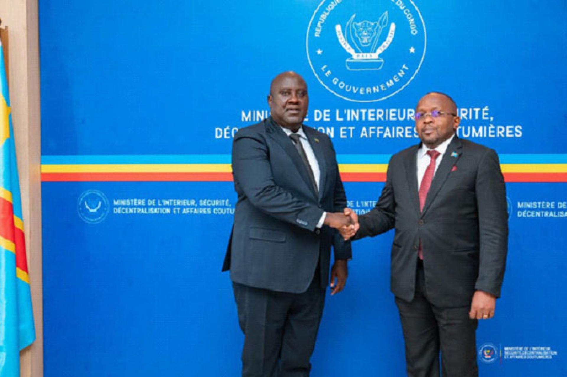 Le VPM Shabani et l'ambassadeur zambien en RDC, Paulu Kosita 