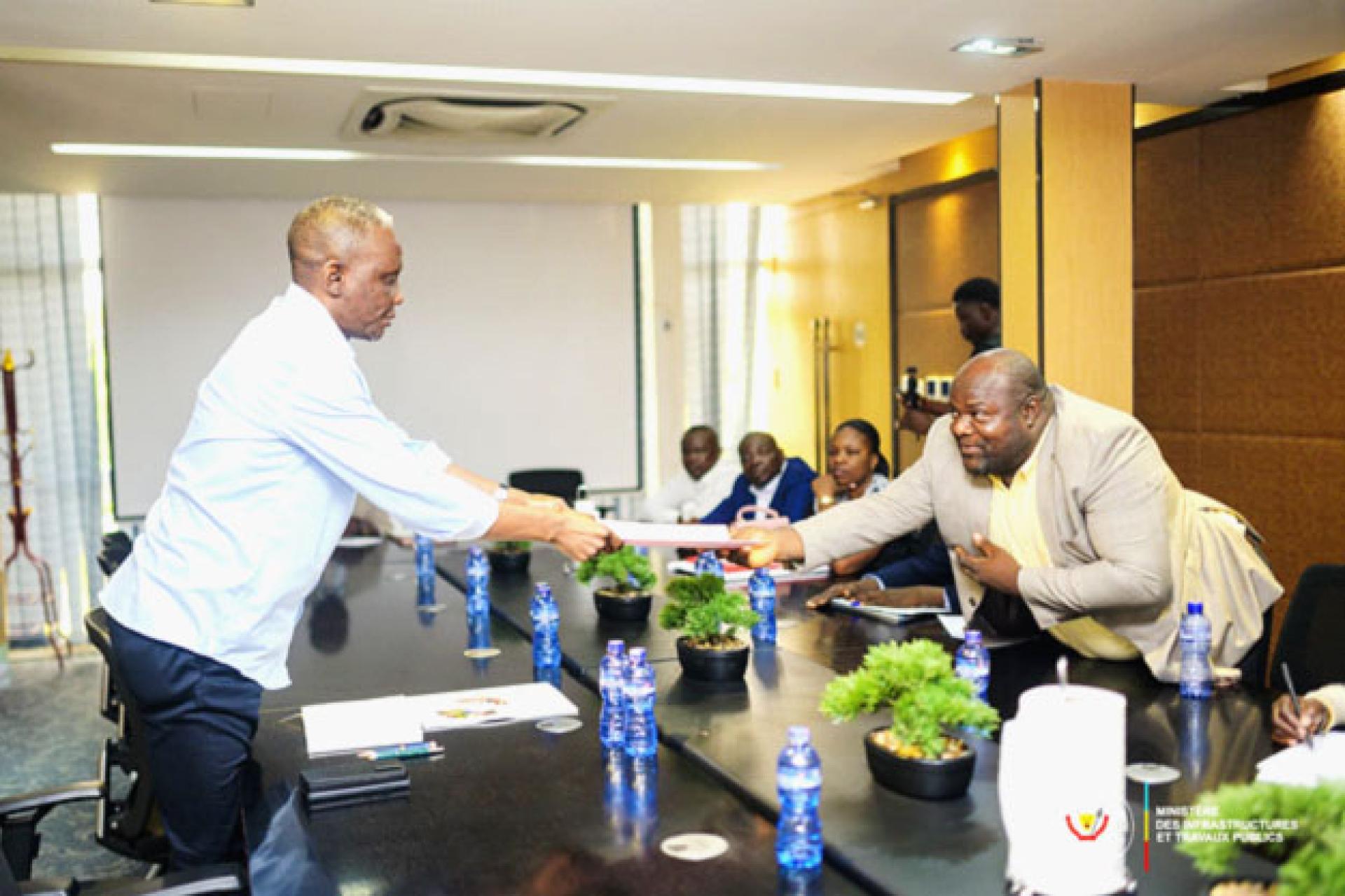 Le ministre John Banza Lunda recevant le cahier des charges des syndicalistes de son secteur 