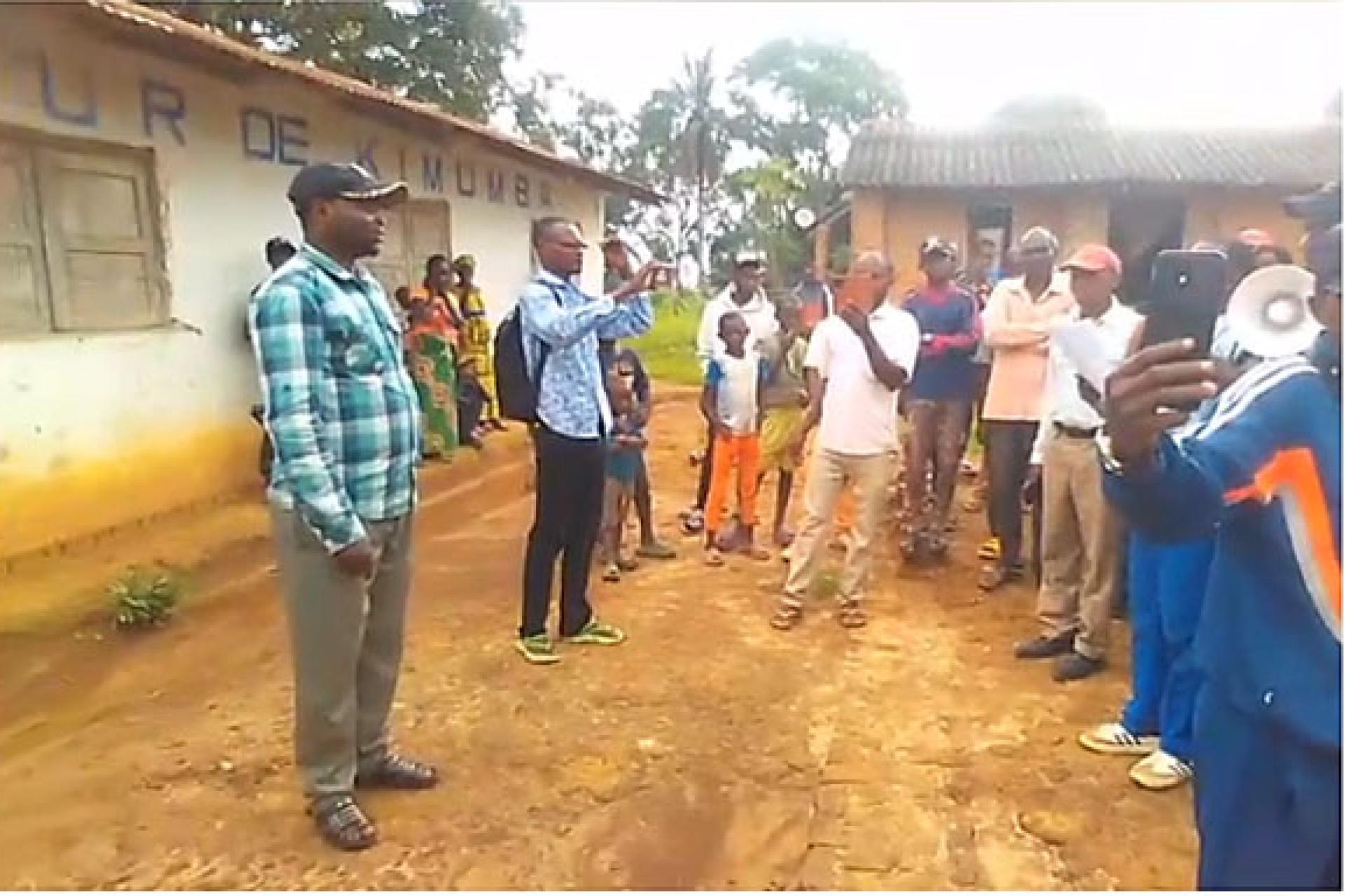 Les forces vives de Kimumba lisant le mémo devant le chef de secteur a.i très attentif. Photo droits tiers 