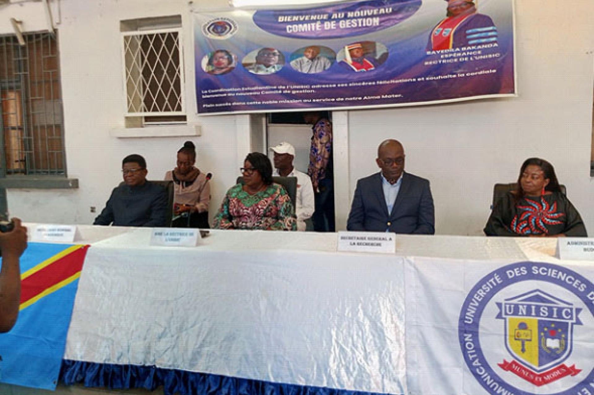 Les nouveaux membres du comité de gestion de l'Unisic conférant hier devant le personnel de cette Université de Kinshasa.  Photo droits tiers