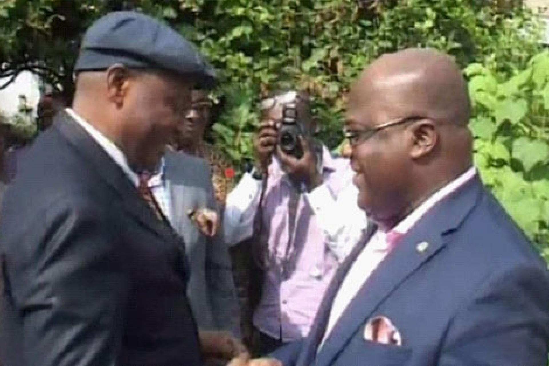 Moïse Moni Della soumet au Président Tshisekedi la liste des cas emblématiques pour la décrispation politique.  Photo droits tiers