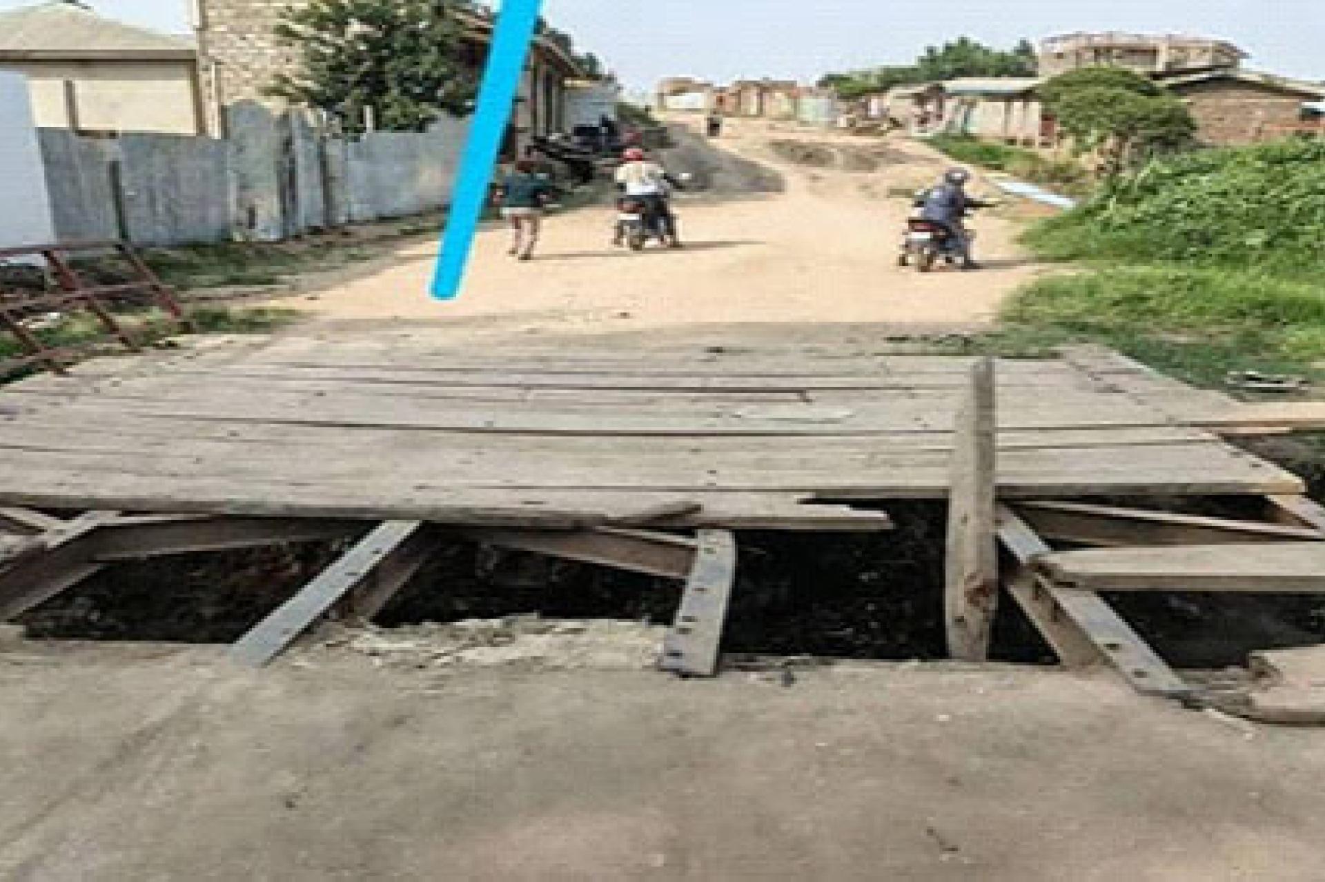 Une vue du pont Kidjogoli reliant le quartier Hoho et Ndoromo en ville de Bunia. 