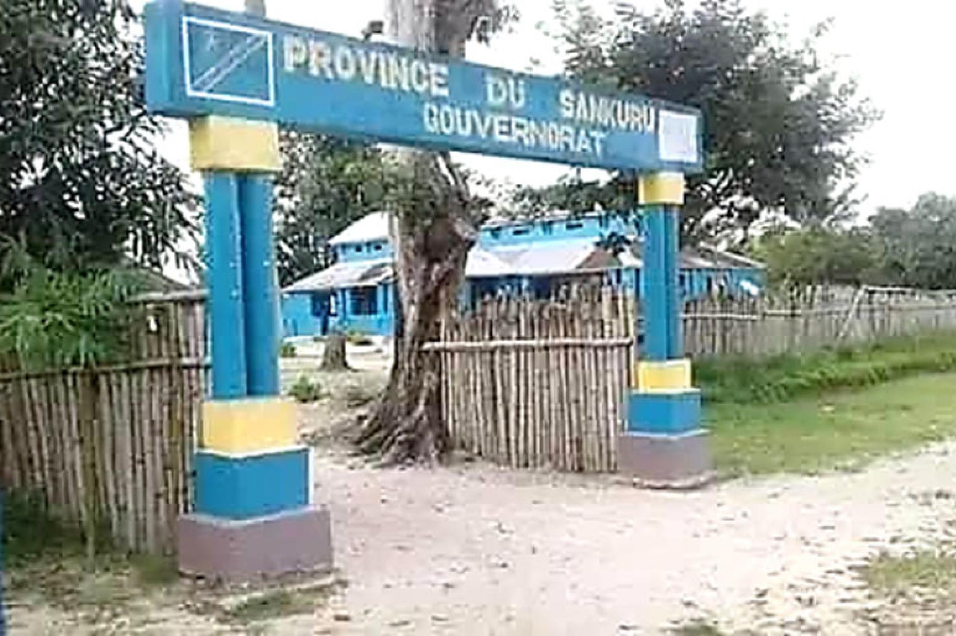 Vue de l'entrée principale du gouvernorat du Sankuru. 