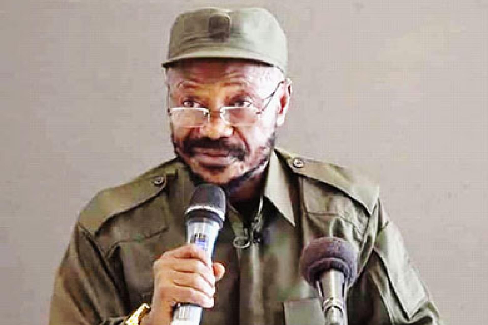  le général Eddy Kapend