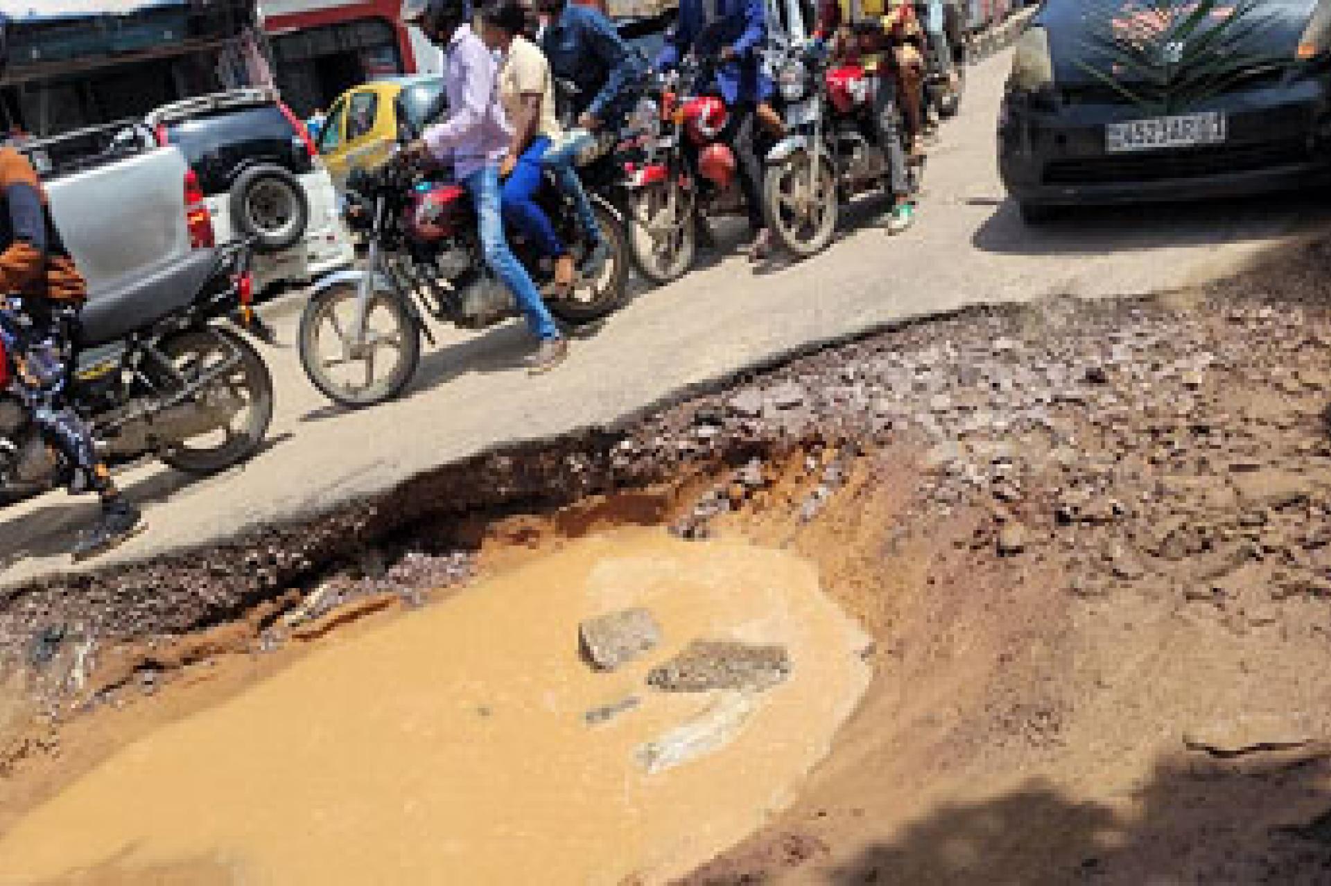 A Lemba, la pluie du vendredi 20 février 2026 a révélé la fragilité du Boulevard Salongo, rongé aussitôt par une dizaine de crevasses. PHOTO DROITS TIERS