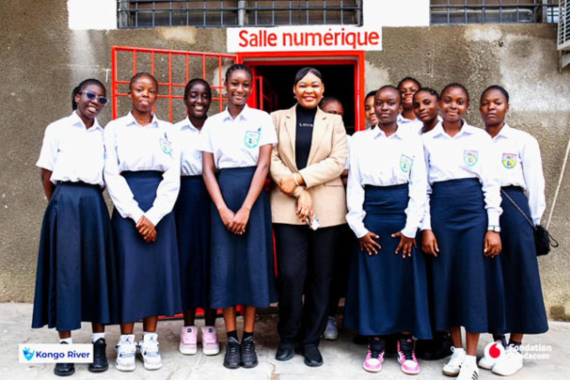 Des élèves de Mont-Amba devant la nouvelle salle numérique. 