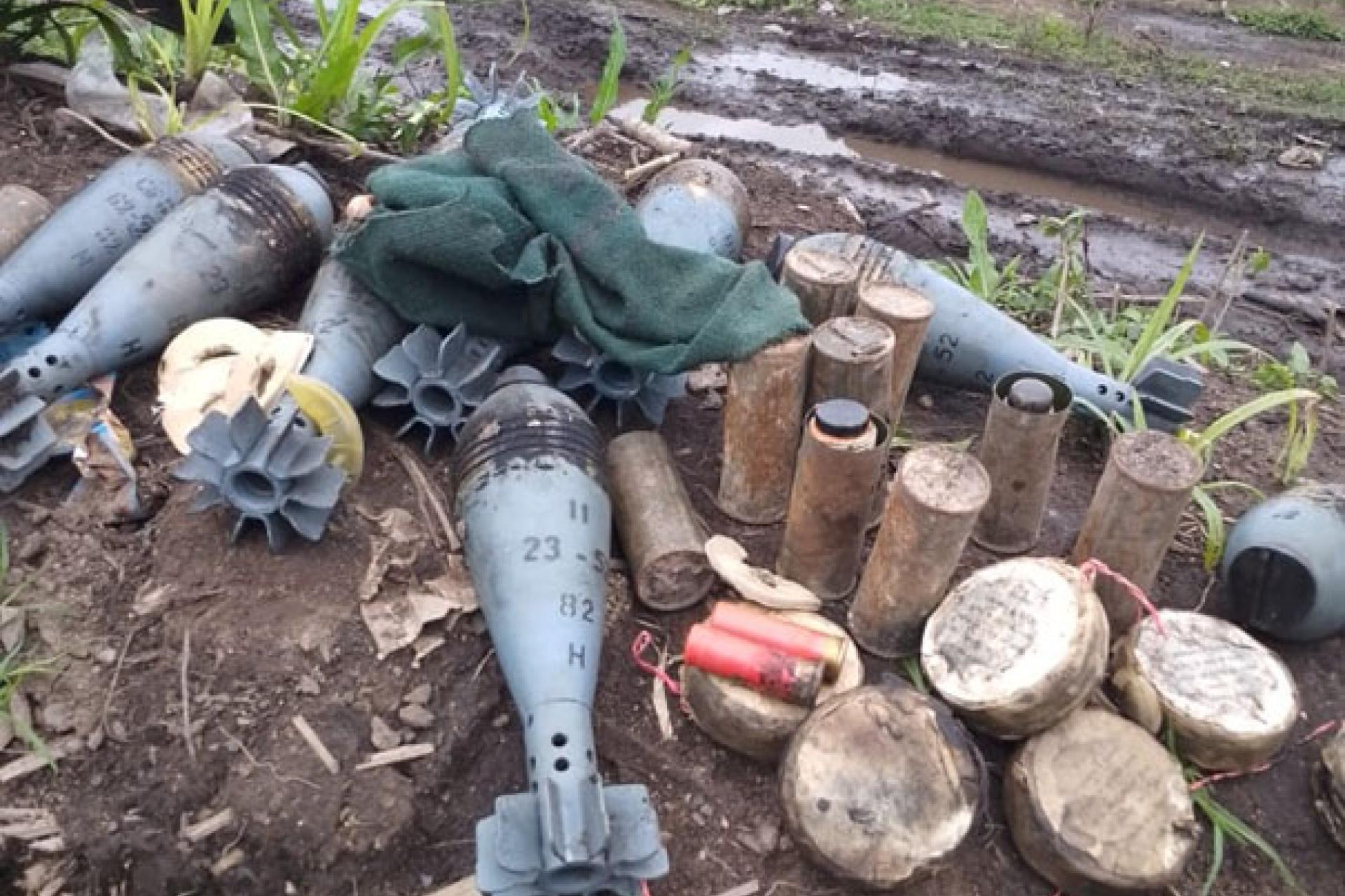 Des effets militaires des RDF/ M23 récupérés par les forces armées de la République démocratique du Congo. 