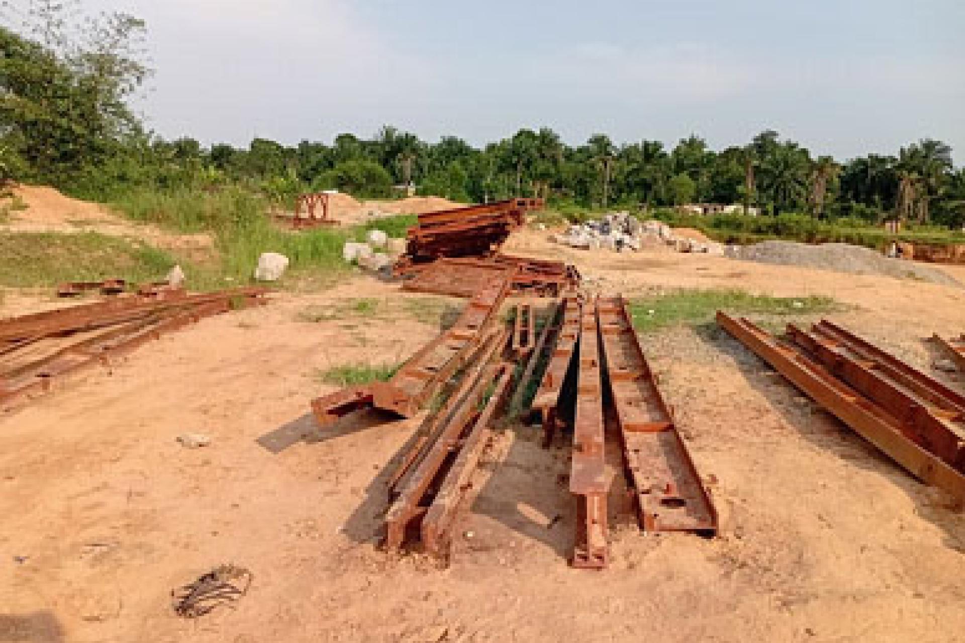 Des matériaux destinés à la construction d’un pont sur la rivière Nganza, abandonnés par terre depuis novembre 2025. 