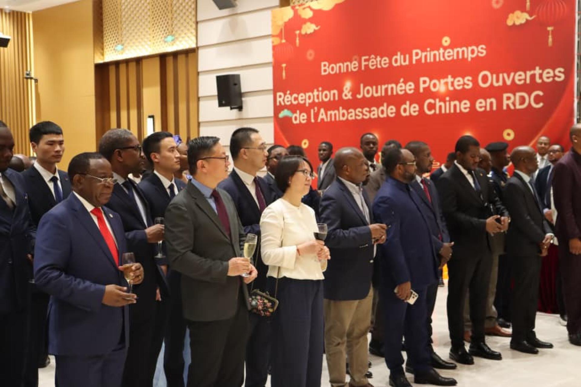 Des officiels congolais et diplomates chinois.