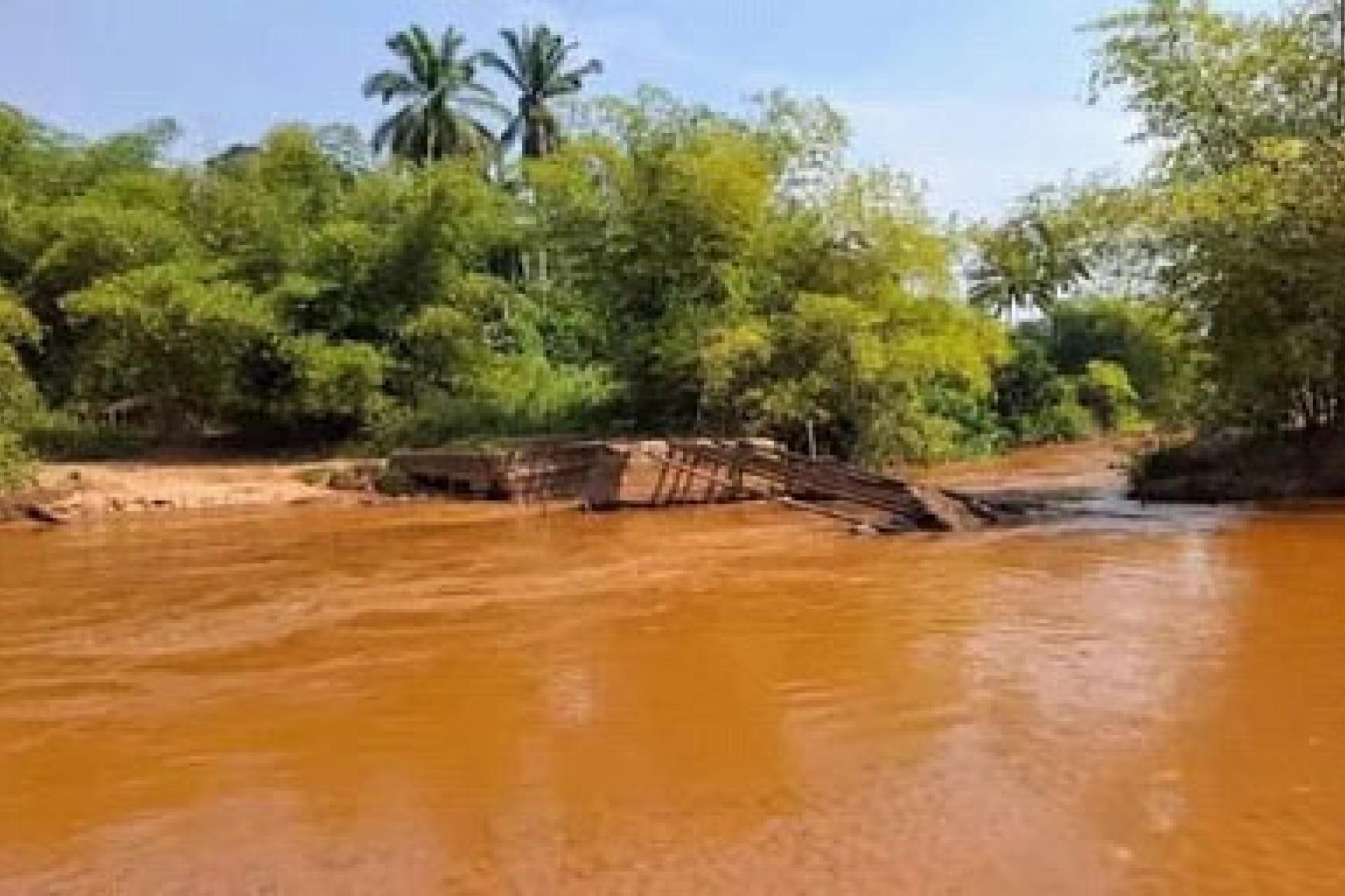 Effondré depuis plusieurs années, le pont Lubawu plonge plusieurs villages d'Ilebo dans l'isolement. Photo droits FDA