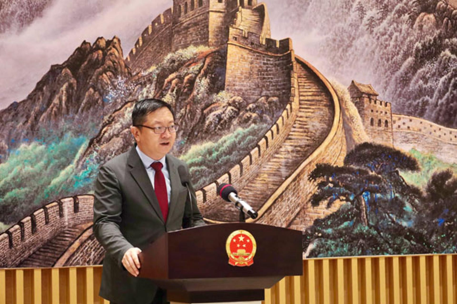 L’ambassadeur de Chine en RDC donnant son discours lors de la cérémonie de présentation de recrues à la Sicomines. Photo droits tiers