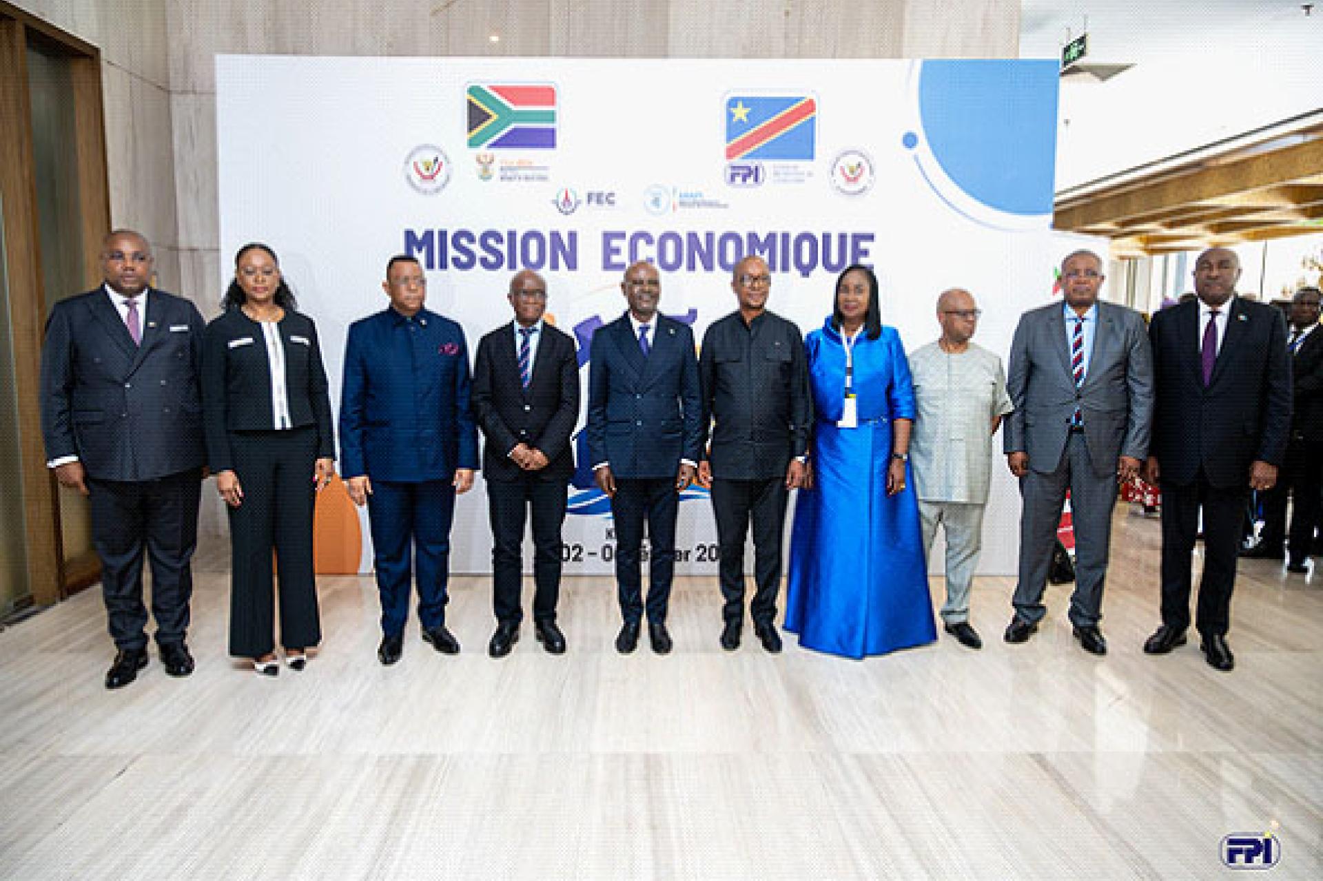 Le DG du FPI posant pour la postérité avec les participants aux travaux de la mission économique RDC-Afrique du Sud à Kinshasa. Photo droits tiers