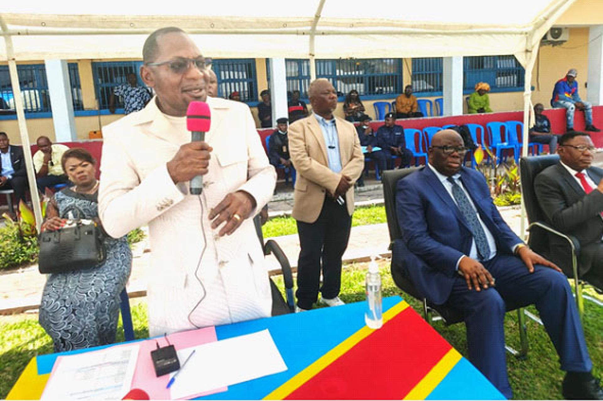 Le PGCASS Firmin Mvonde en train de s'adresser ...  