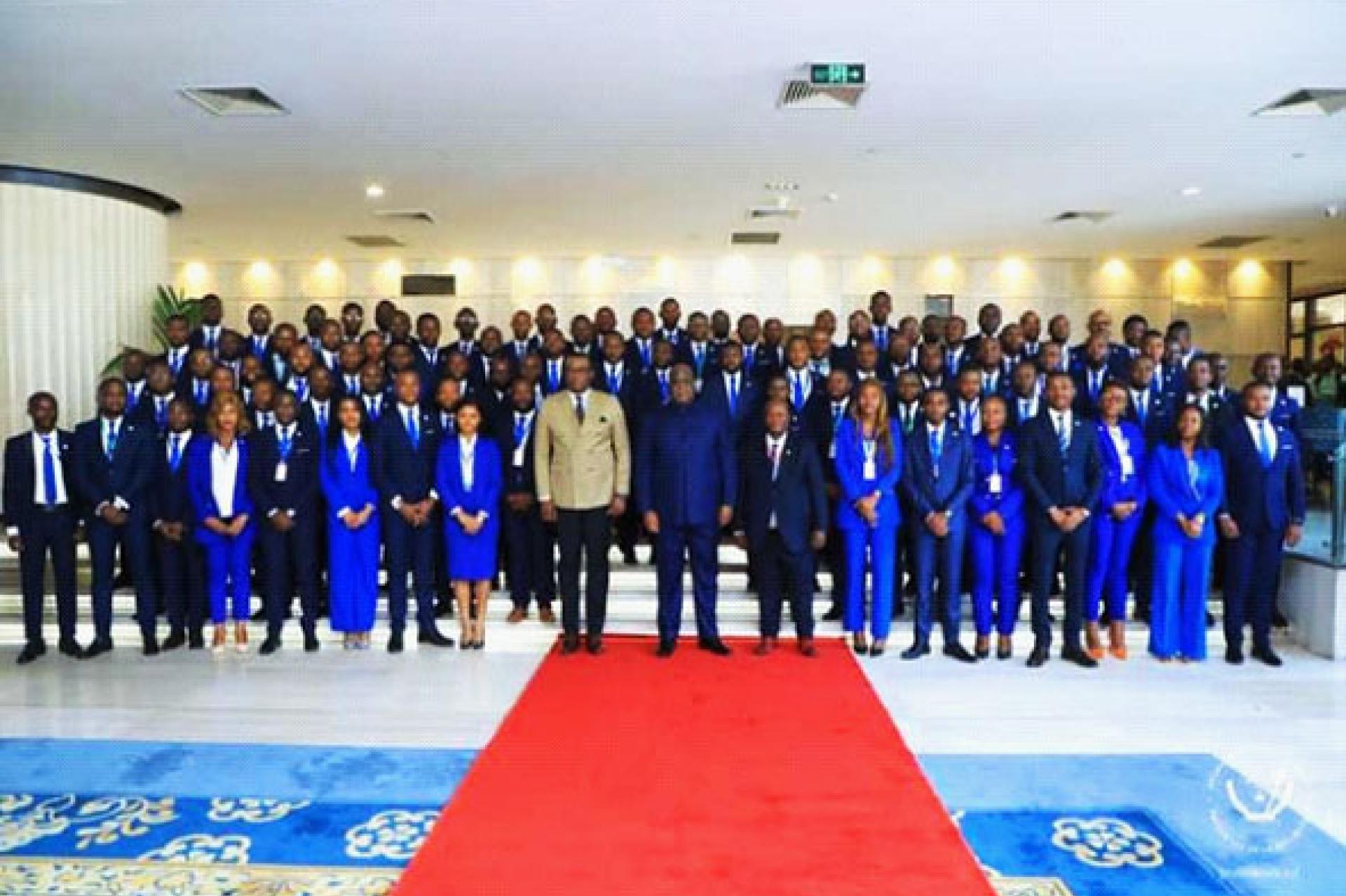 Le Président Félix Tshisekedi posant pour la postérité avec les Ernaques.  