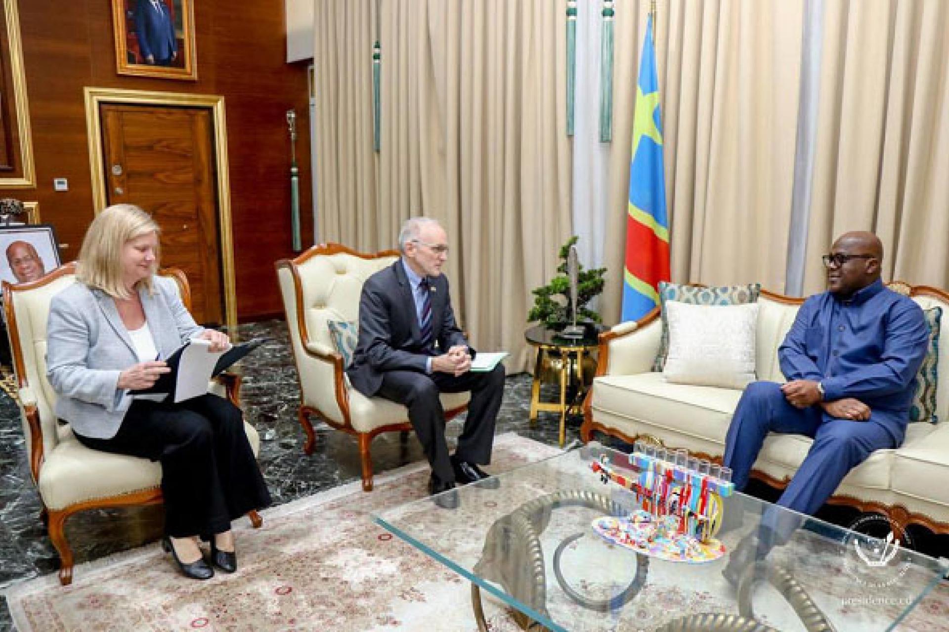 Le Président Fatshi s'entretenant avec le chargé d'affaires américain, M. Ian J. McCary.  