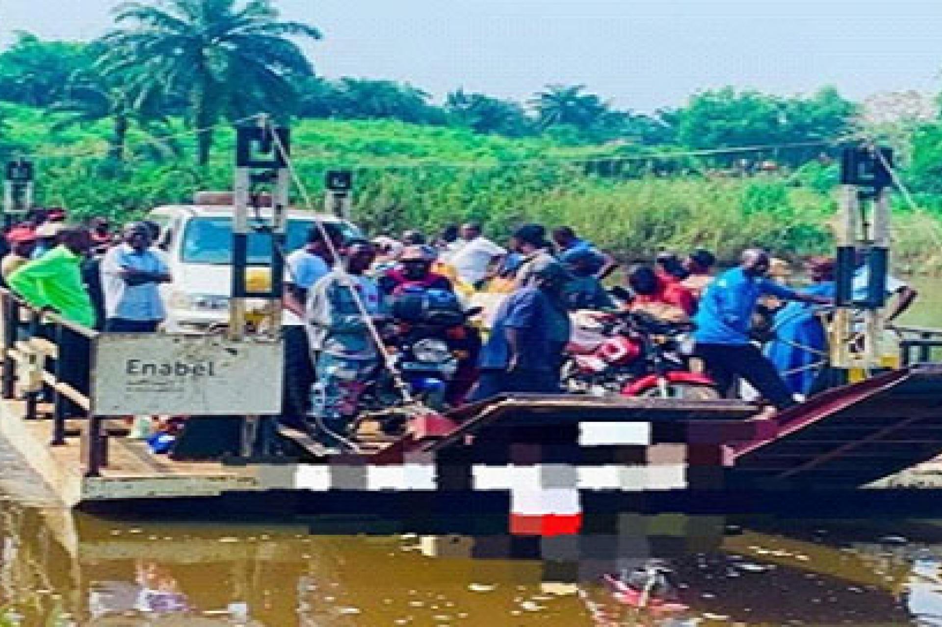 Les passagers au bord du bac qui a causé des dégâts le 13 février 2026 sur la rivière Kalelu.  Photo droits tiers