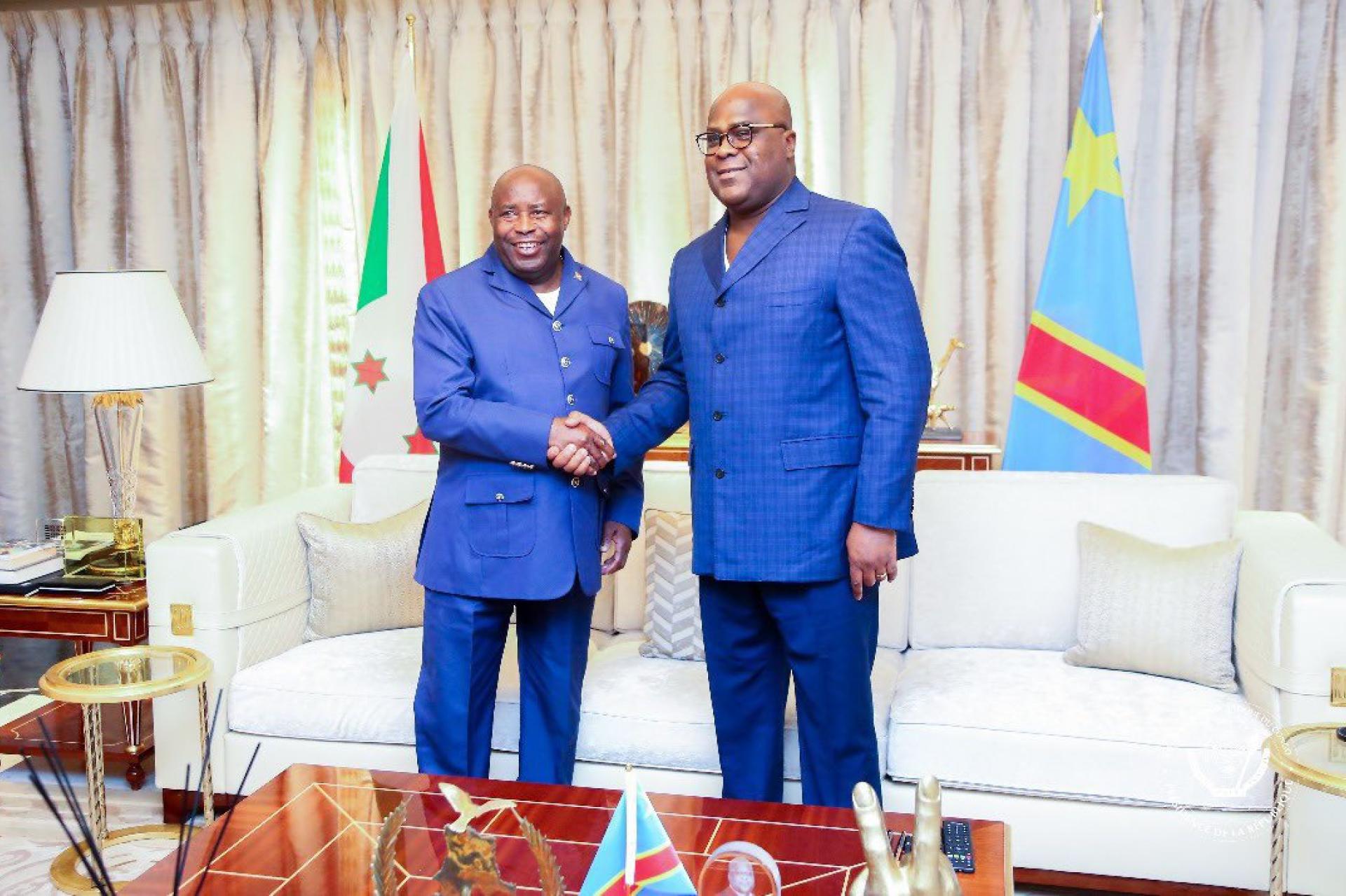 Poignée de main entre le nouveau Président de l'UA et le président congolais. Photo cellcom présidence rdc