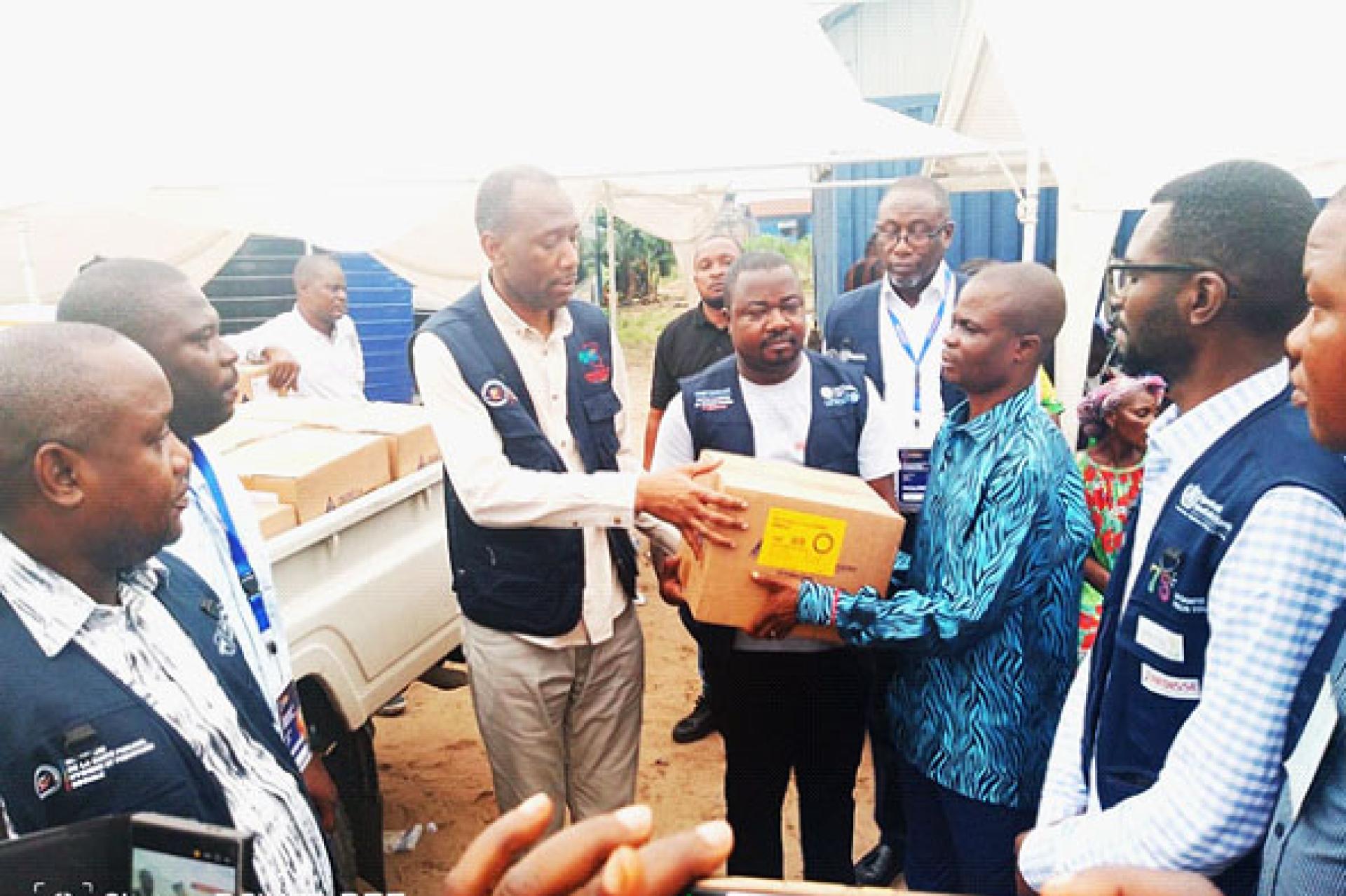 Remise de lot de médicament et d'intrant par le DG de l'INSP Dieudonné Mwamba. 
