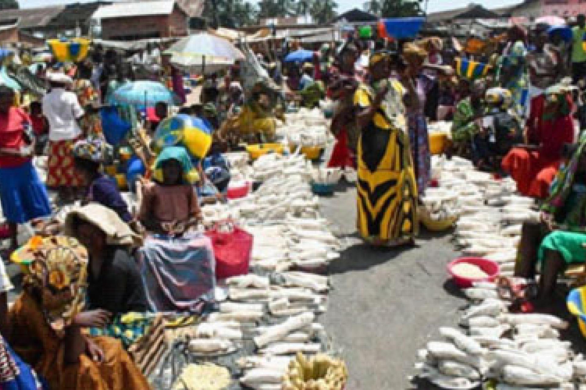 Vente de morceaux de manioc au marché central du territoire de Demba. Photo droits tiers