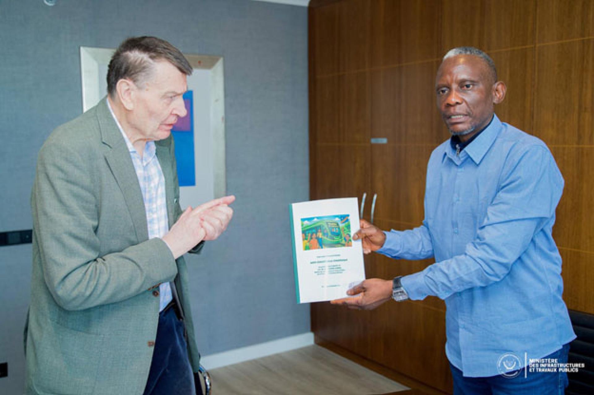 le ministre des Infrastructures et Travaux publics, John Banza Lunda, recevant Jean-Pierre Van Erps, consortium Tramways de Kinshasa. Photo droits tiers 