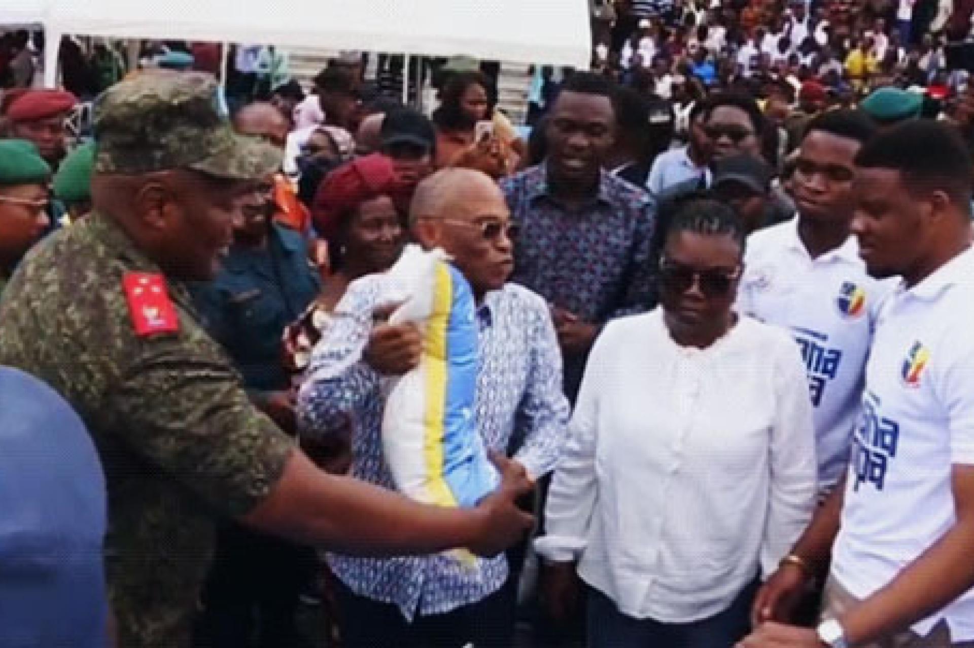 Le Commandant du Service national remettant symboliquement un sac de maïs au recteur de l'UOM. Photo droits tiers