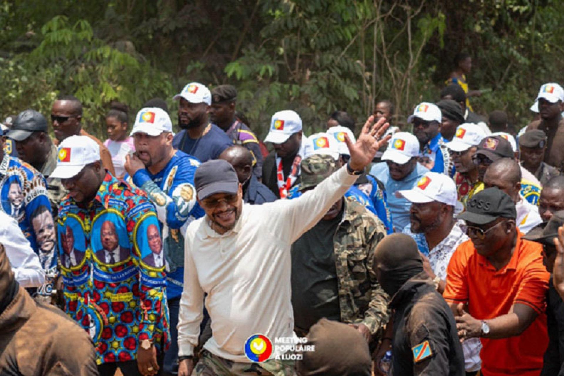 Les habitants de Luozi ont offert à Didier Budimbu un accueil chaleureux.  