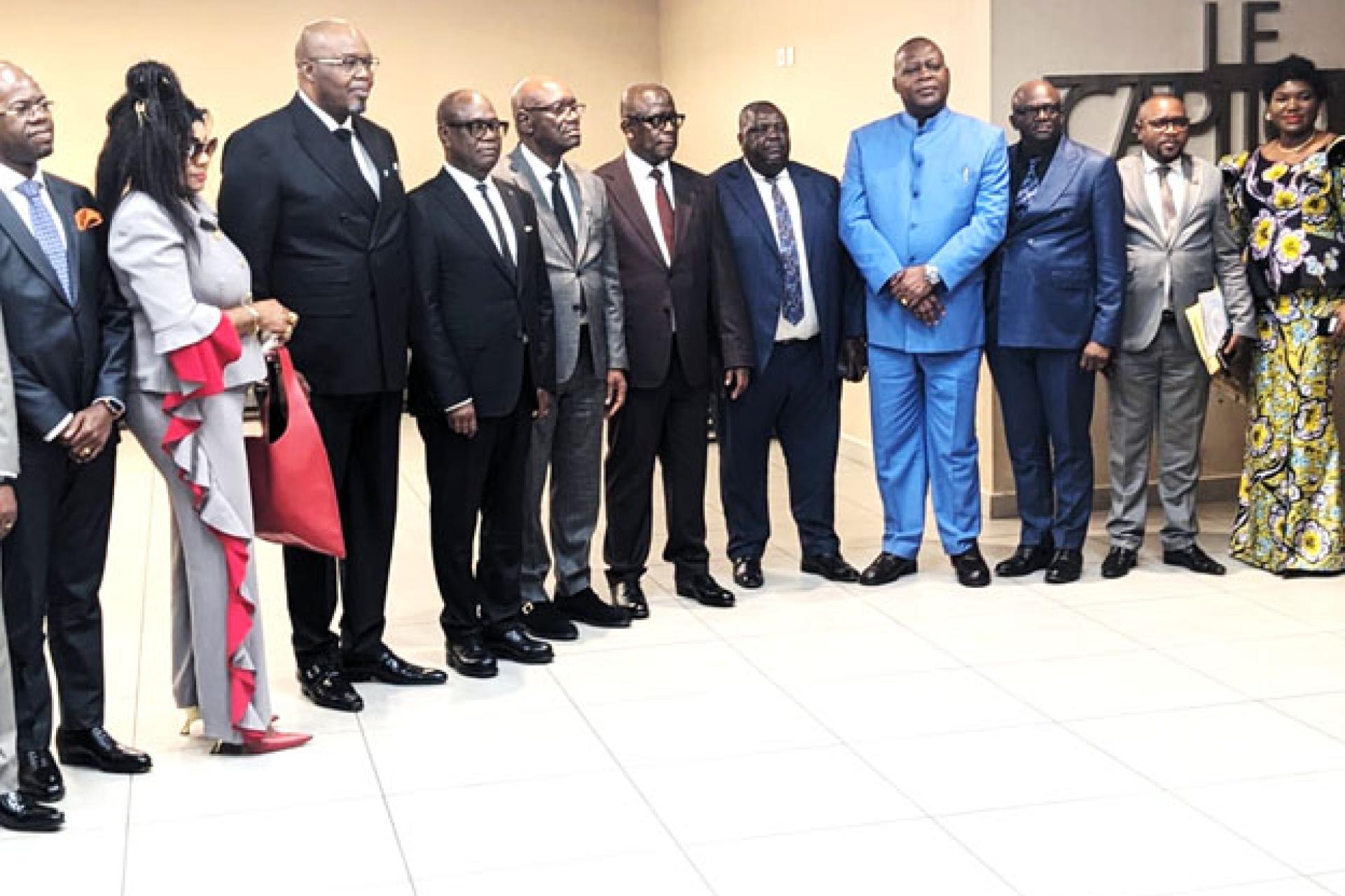 Les membres du conseil d'administration et la Direction générale réunis autour du président du Conseil supérieur du Portefeuille.  Photo droits tiers
