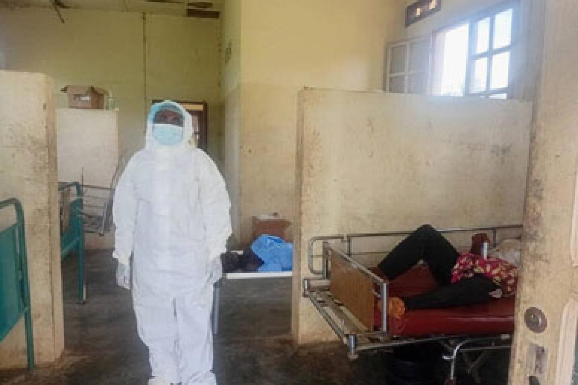 Un professionnel de santé en plein travail.