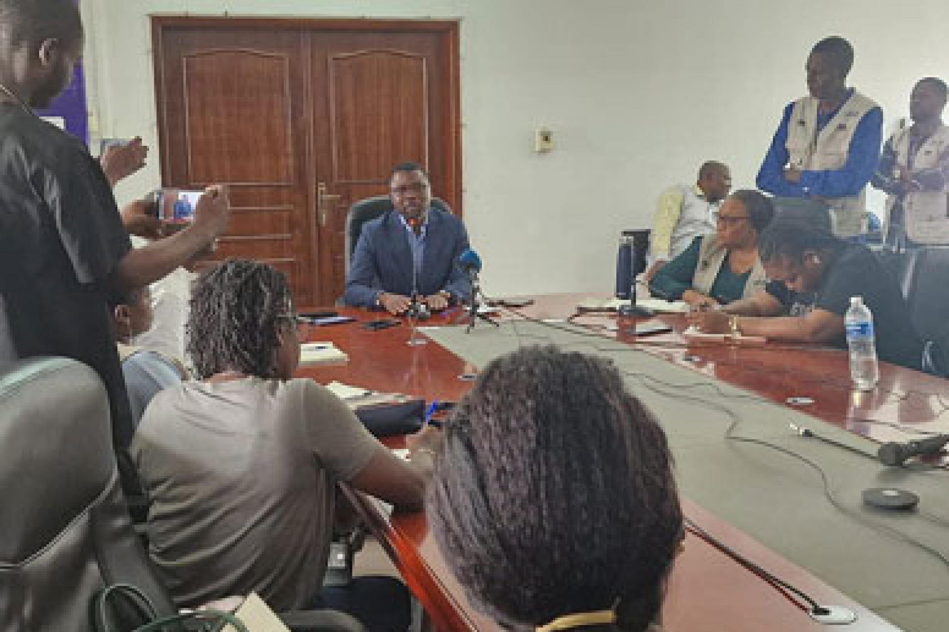 Le directeur adjoint du PEV pendant le briefing.