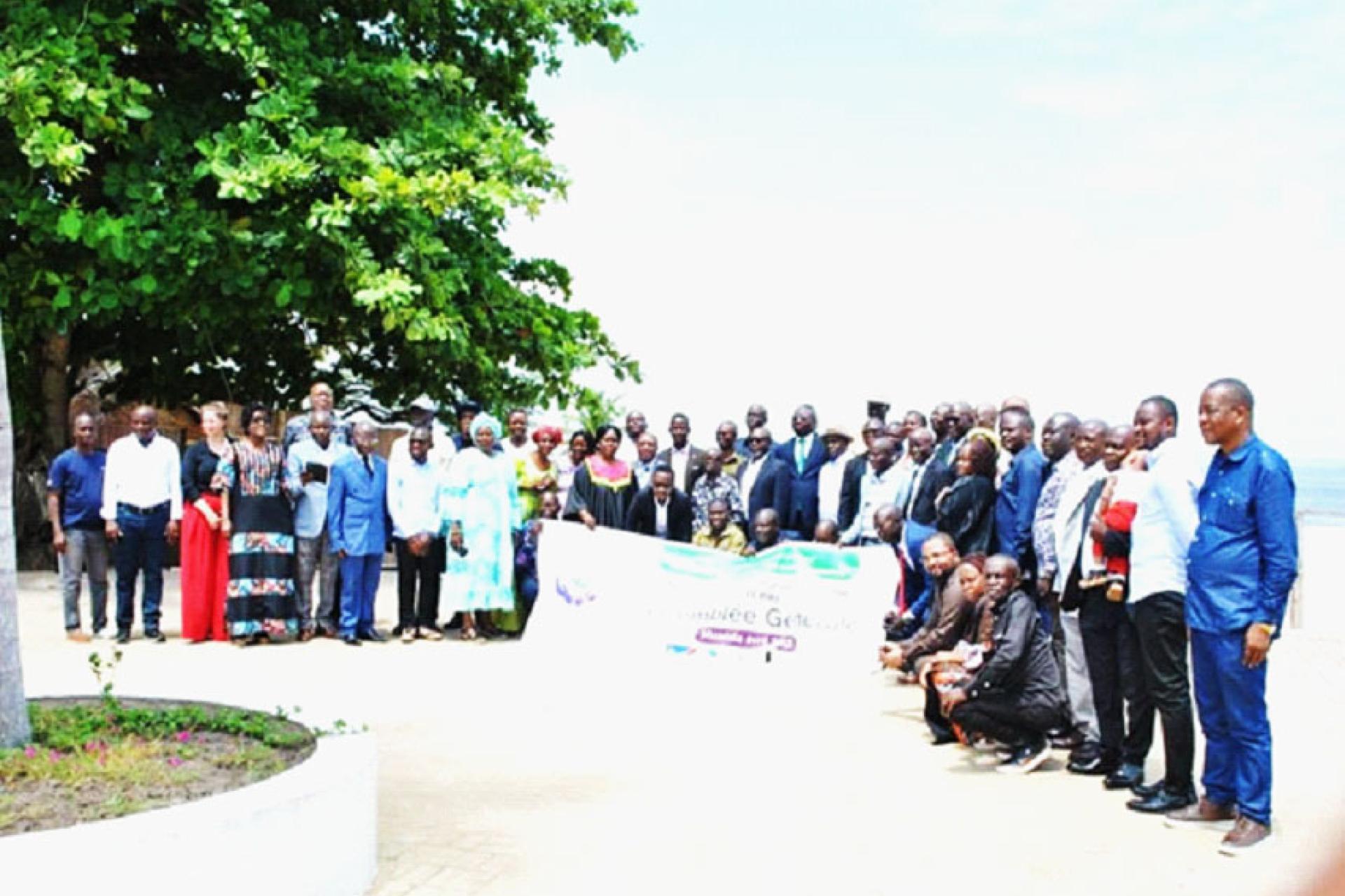 Photo de famille des participants. 