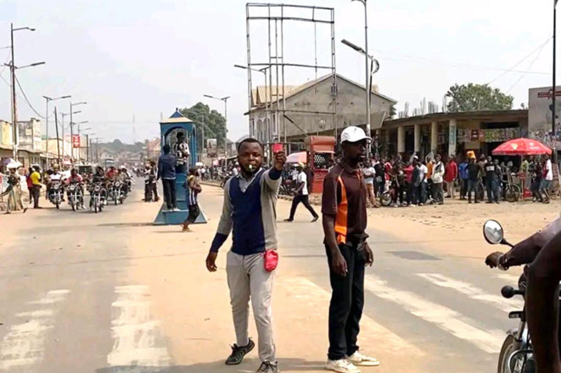 Plusieurs motocyclistes ont spontanément pris l'initiative d'assurer la régulation du trafic à Kananga ce mardi 21 juillet 2026. Photo droits tiers