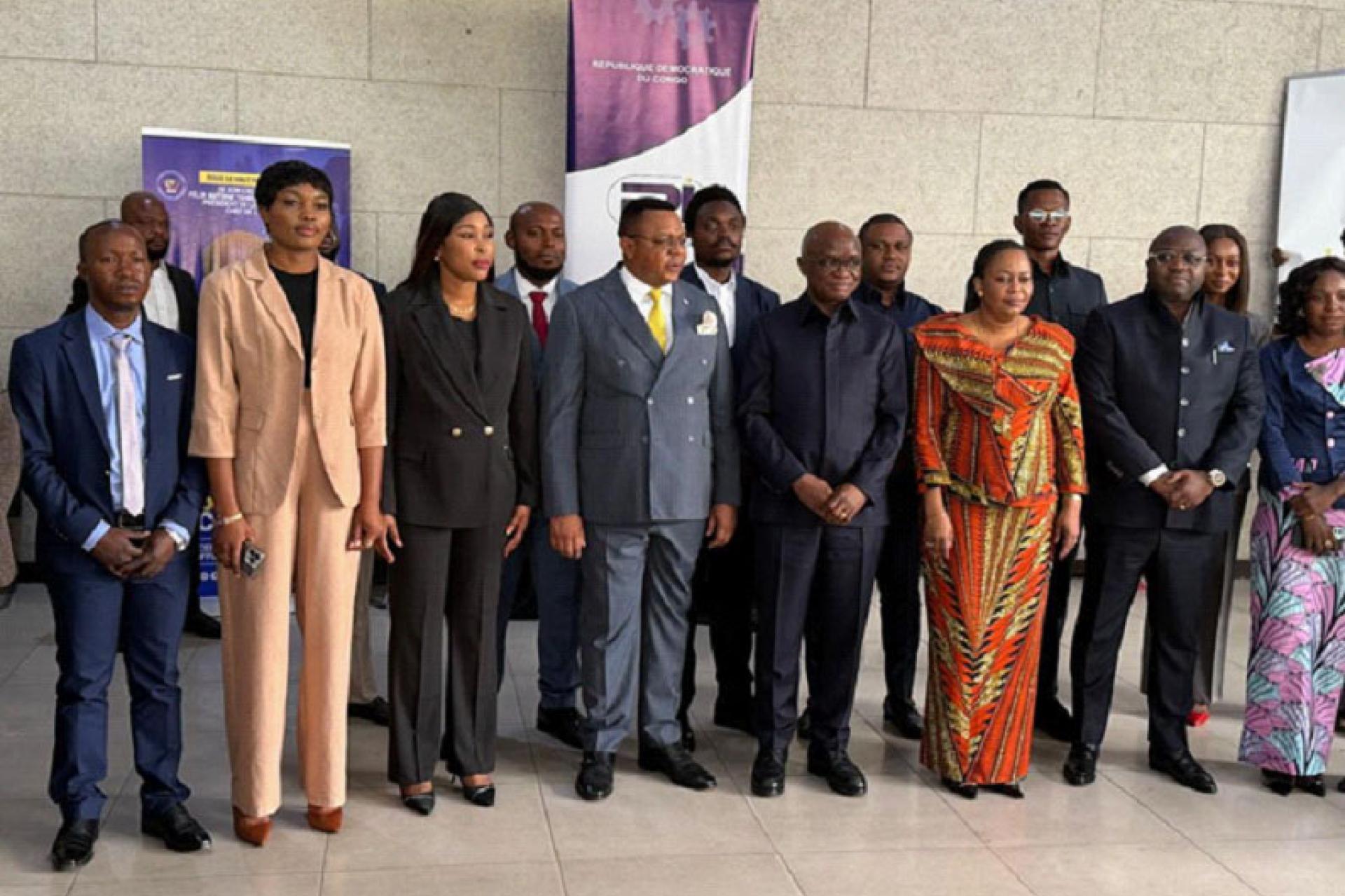 Réunis autour du ministre Justin Kalumba, du DG de FPI, Hervé Claude Batunkoke et du représentant de FOGEC, les jeunes entrepreneurs immortalisent ce moment historique. Photo droits tiers