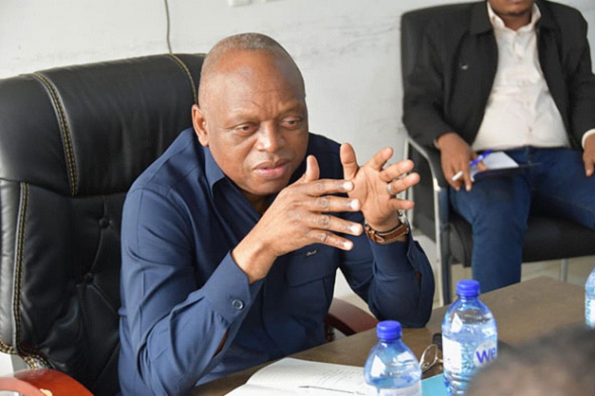 Le DG Pierre Lohohola Osomba s'adressant aux cadres et agents de l'agence de Maluku. 