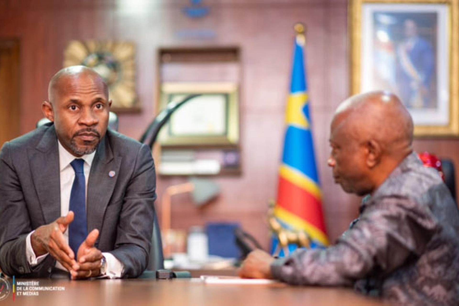 Le ministre Muyaya échangeant avec le Président de l'Aneco, Cyrille Kileba. Photo droits tiers